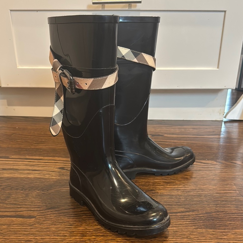 BURBERRY Rain Boots with Decorative Strap - Picture 3 of 3